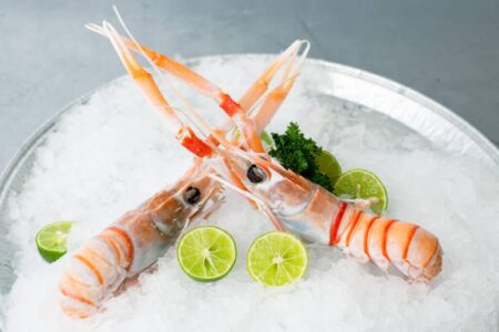 Langoustines de Nouvelle-Zélande grillées à l’ail et au piment.